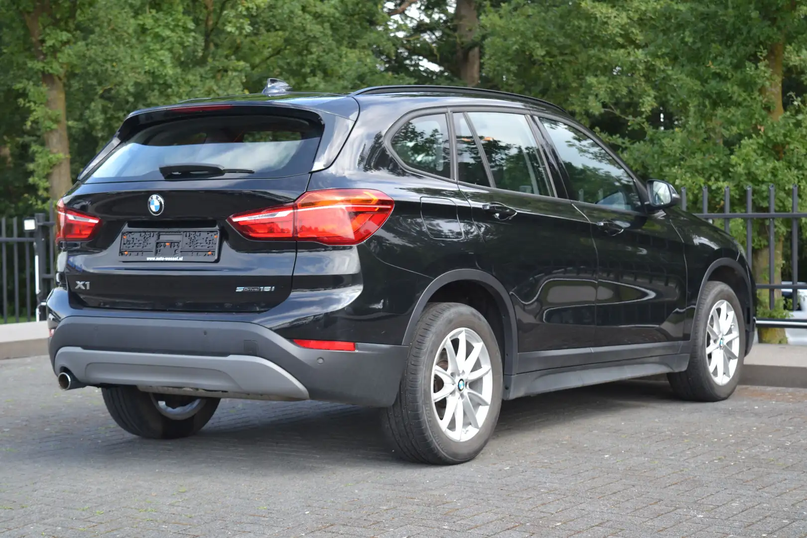 BMW X1 18i sDrive Navi | Stoelverw | Cruise | Lichtmetaal Zwart - 2