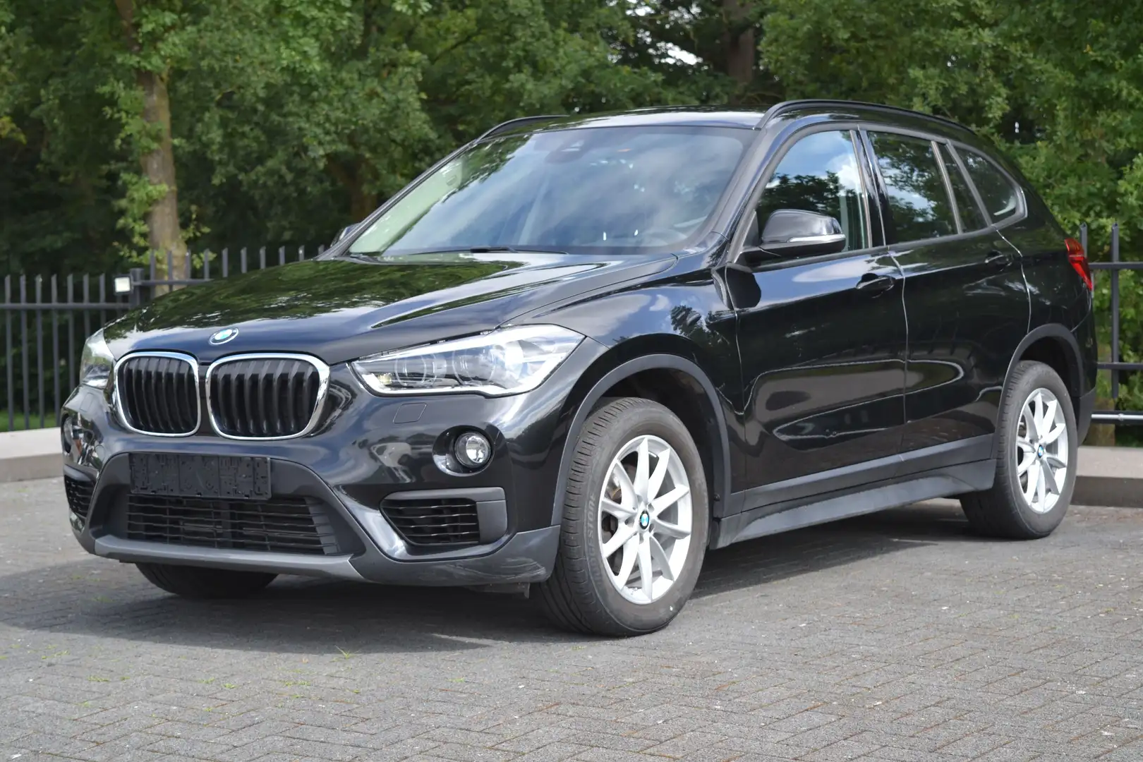 BMW X1 18i sDrive Navi | Stoelverw | Cruise | Lichtmetaal Zwart - 1