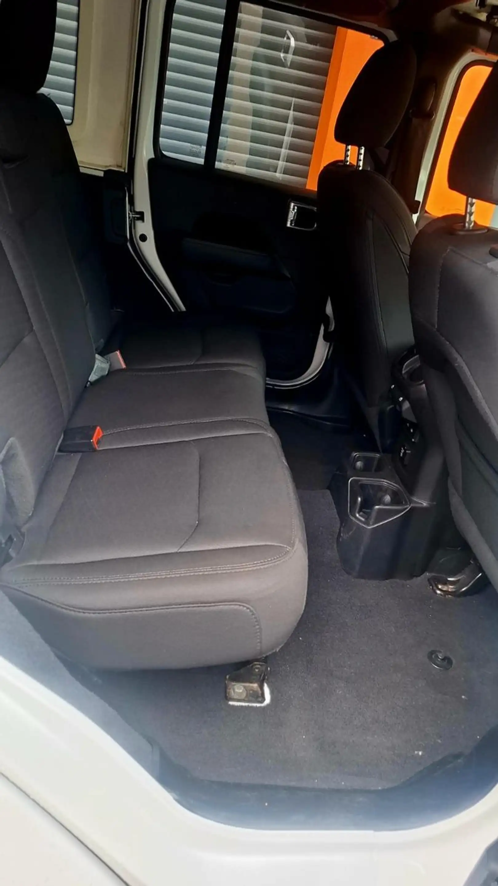 Jeep Wrangler 2.0 T-GDi Unlimited Sahara Automatik — photo 11
