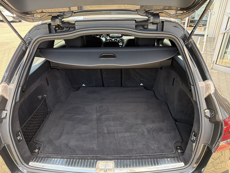 Mercedes-Benz C 300 T Night Edition — photo 9