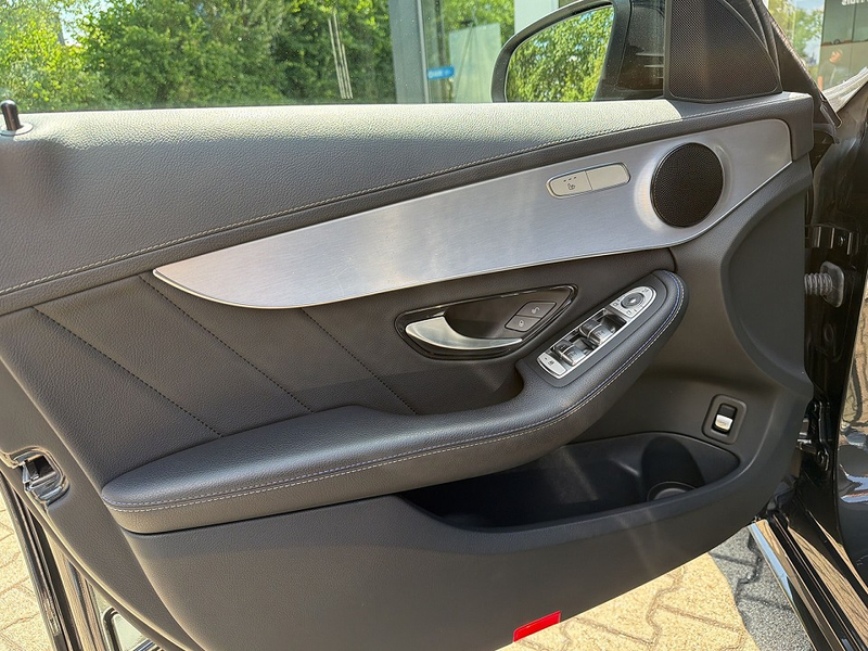 Mercedes-Benz C 300 T Night Edition — photo 12