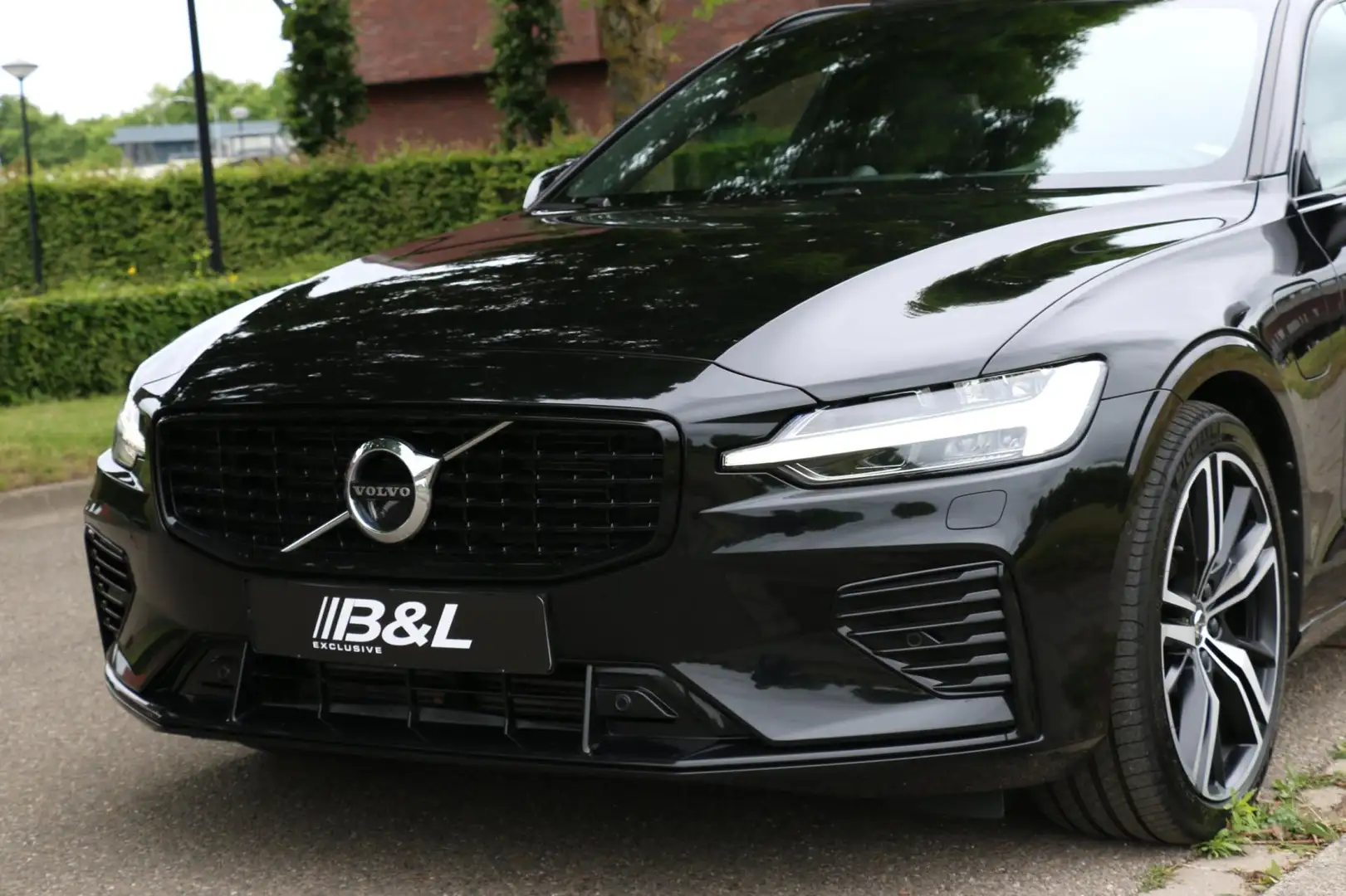 Volvo V60 2.0 T8 Plug-in Hybrid Long Range PHEV AWD R-DESIGN Schwarz - 2