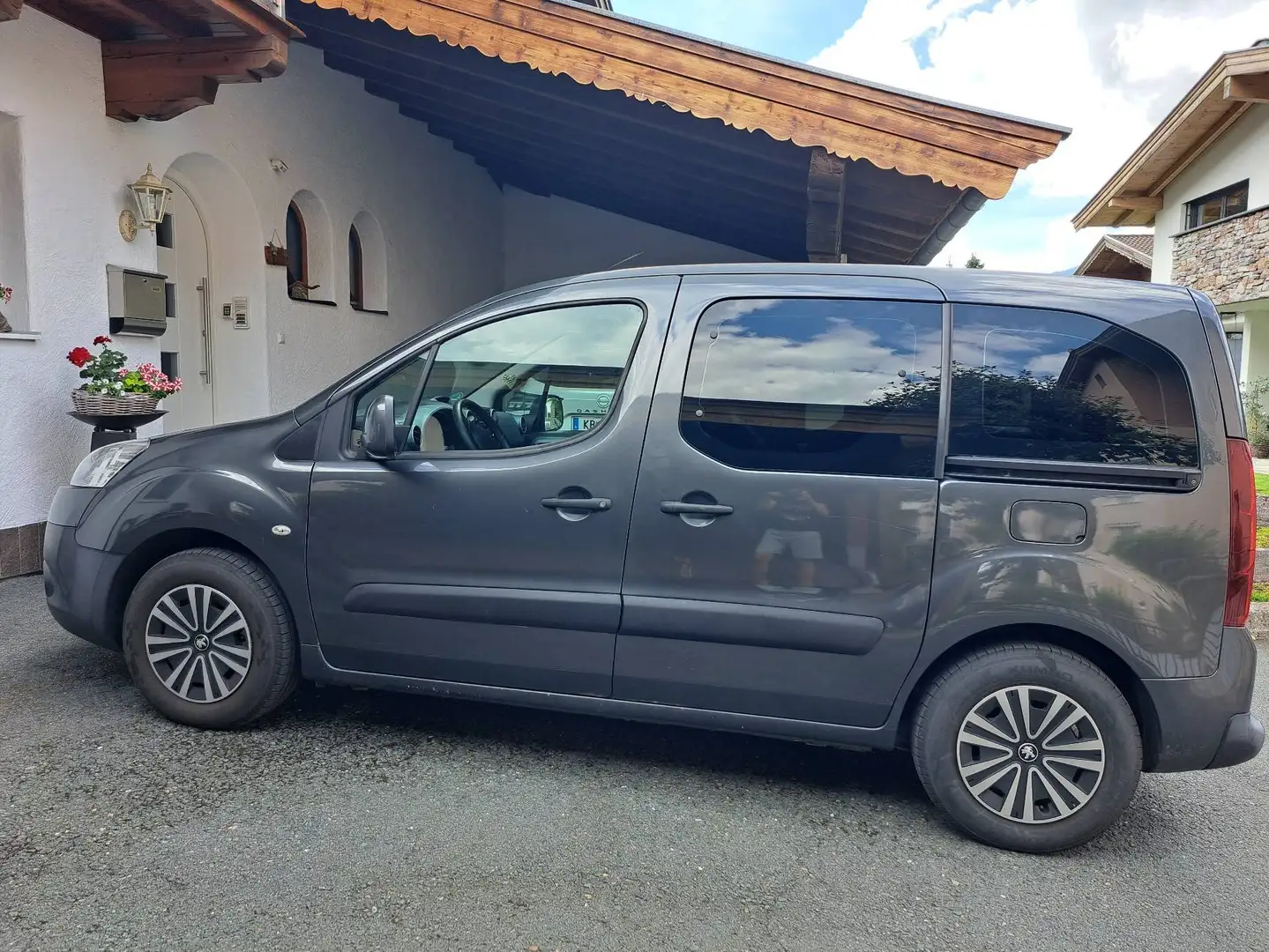 Peugeot Partner Partner Tepee Lion Edition 1,6 e-HDi 92 FAP Lion Edition Grau - 2