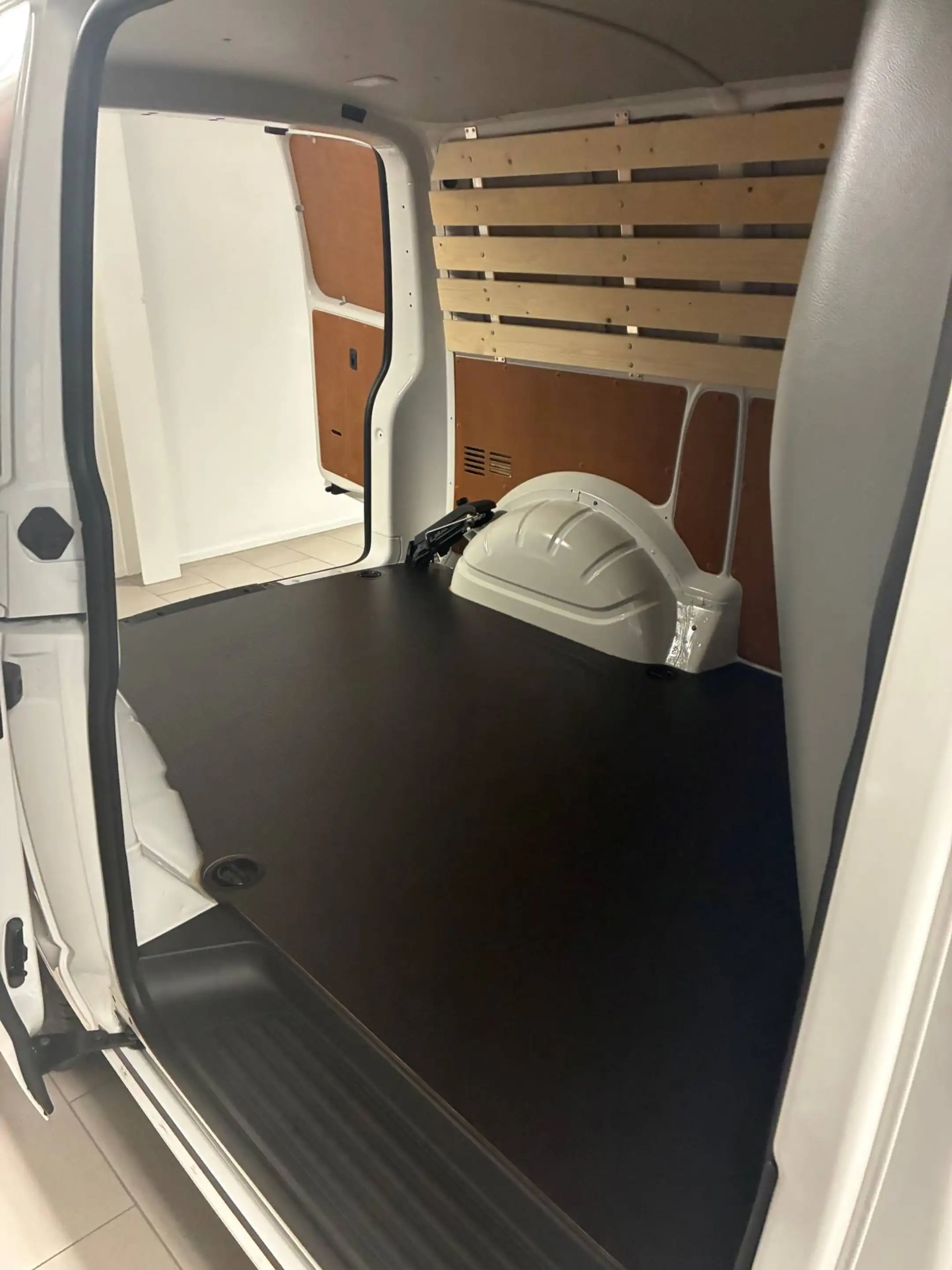 Volkswagen T6.1 Transporter 2.0 TDI L1H1 26 Economy Business — photo 4
