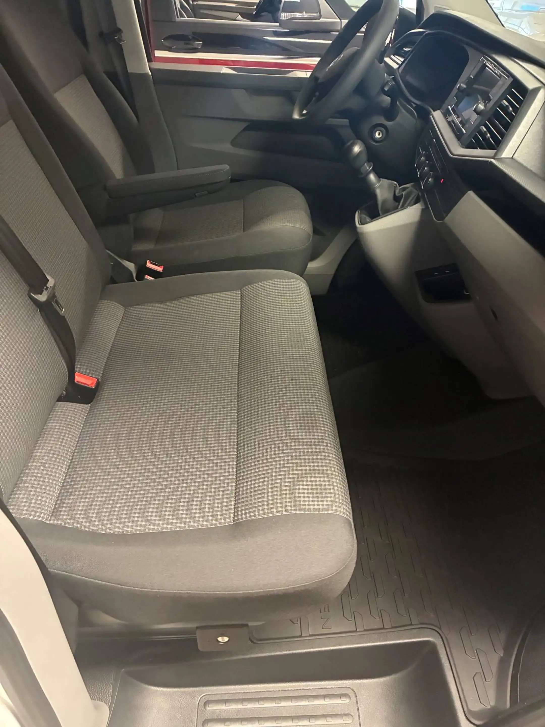 Volkswagen T6.1 Transporter 2.0 TDI L1H1 26 Economy Business — photo 8