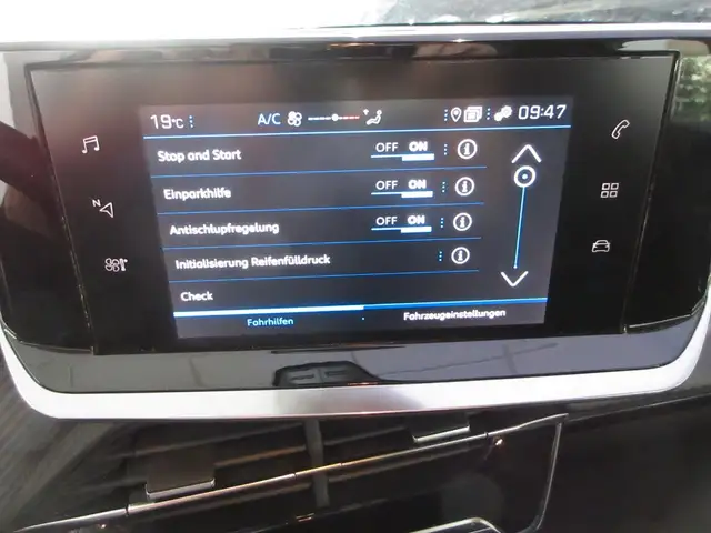 Peugeot 208 view 12