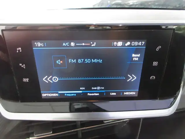Peugeot 208 view 10