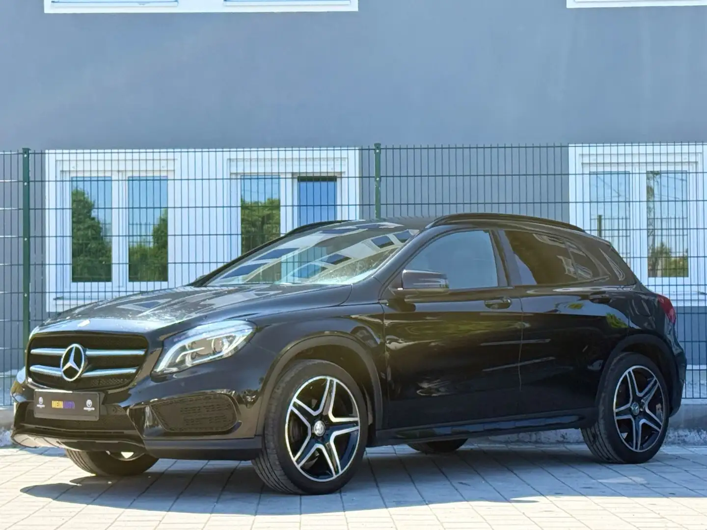 Mercedes-Benz GLA 200 CDI d 4Matic AMG/PANORAMA/BI-XENON Noir - 1