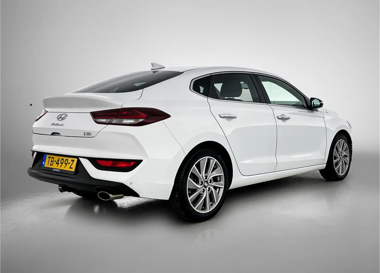 Hyundai i30 Fastback 1.0 T-GDI Premium / Navigatie / Camera / Wit - 2