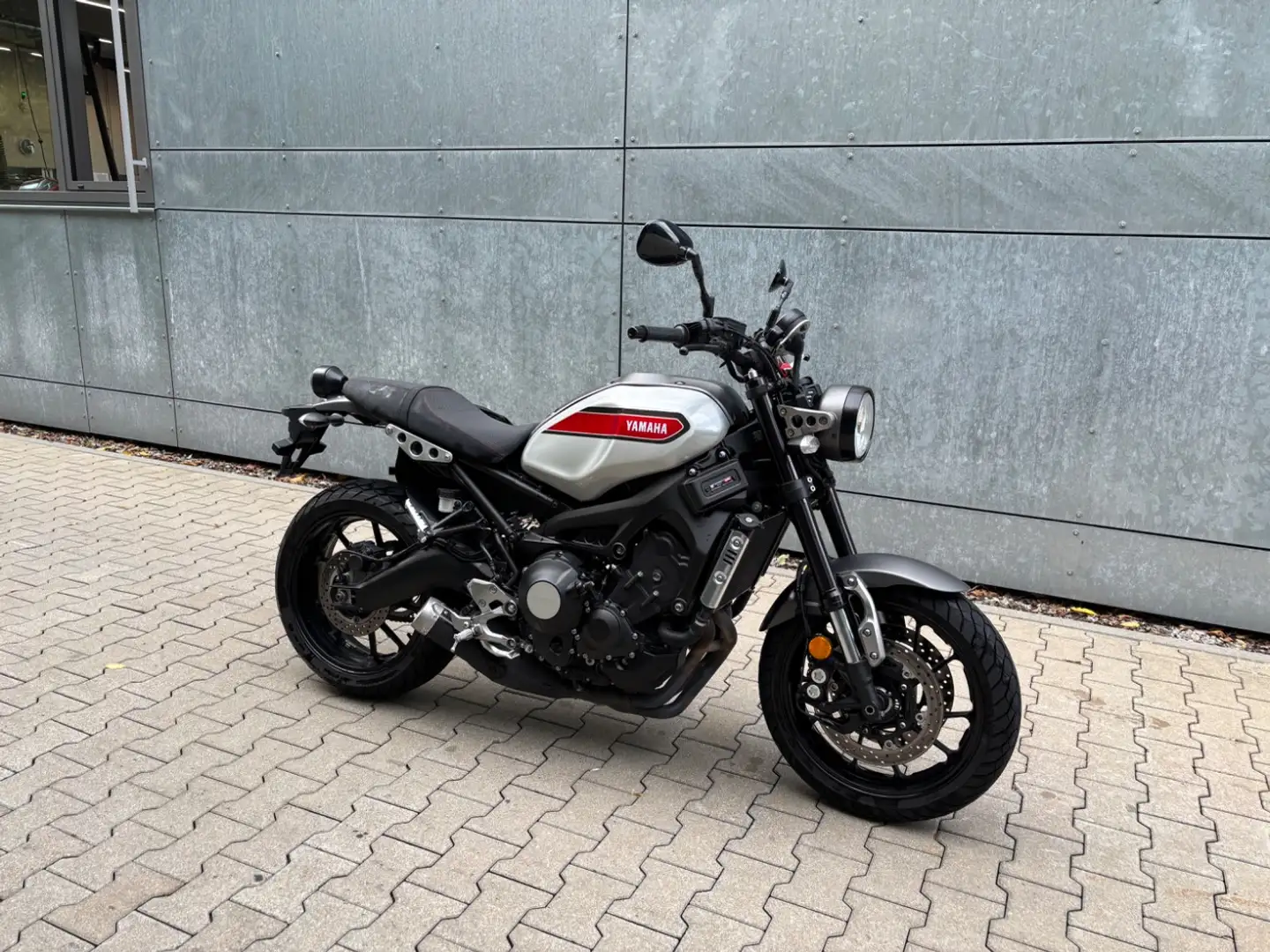 Yamaha XSR 900 Plateado - 2