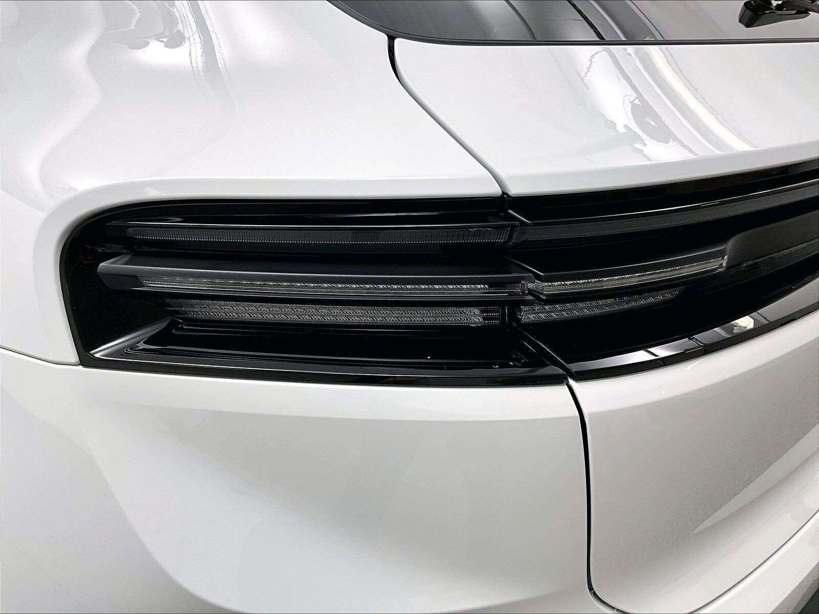2025 Porsche Macan Electric 4 thumb 35