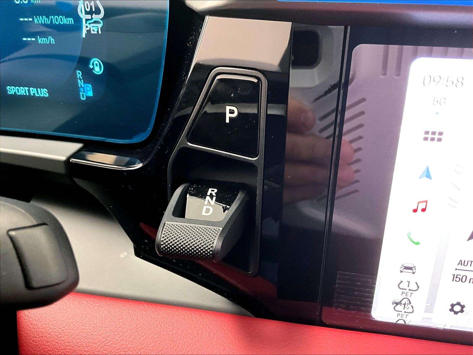 2025 Porsche Macan Electric 4 thumb 22