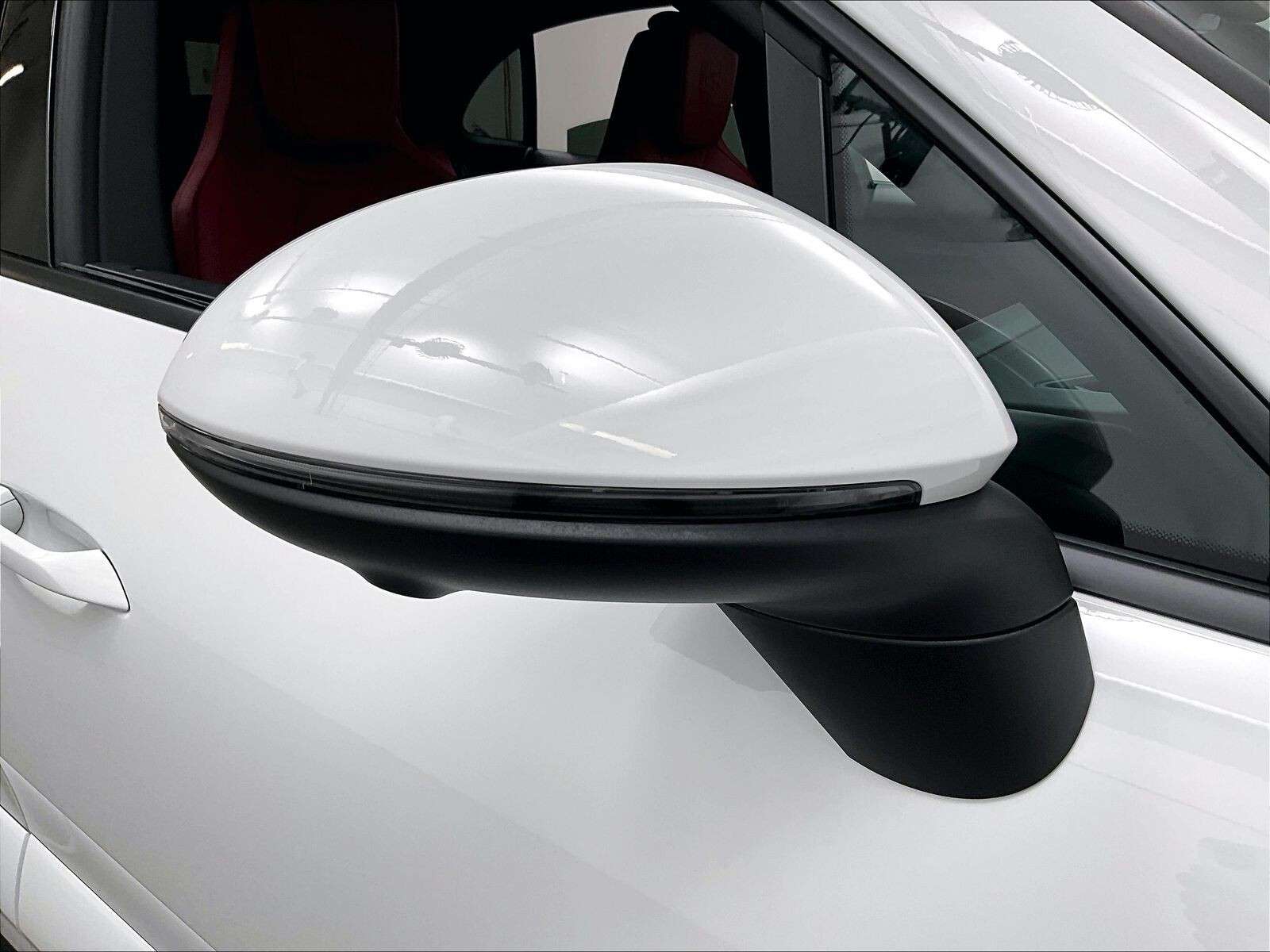 2025 Porsche Macan Electric 4 thumb 33
