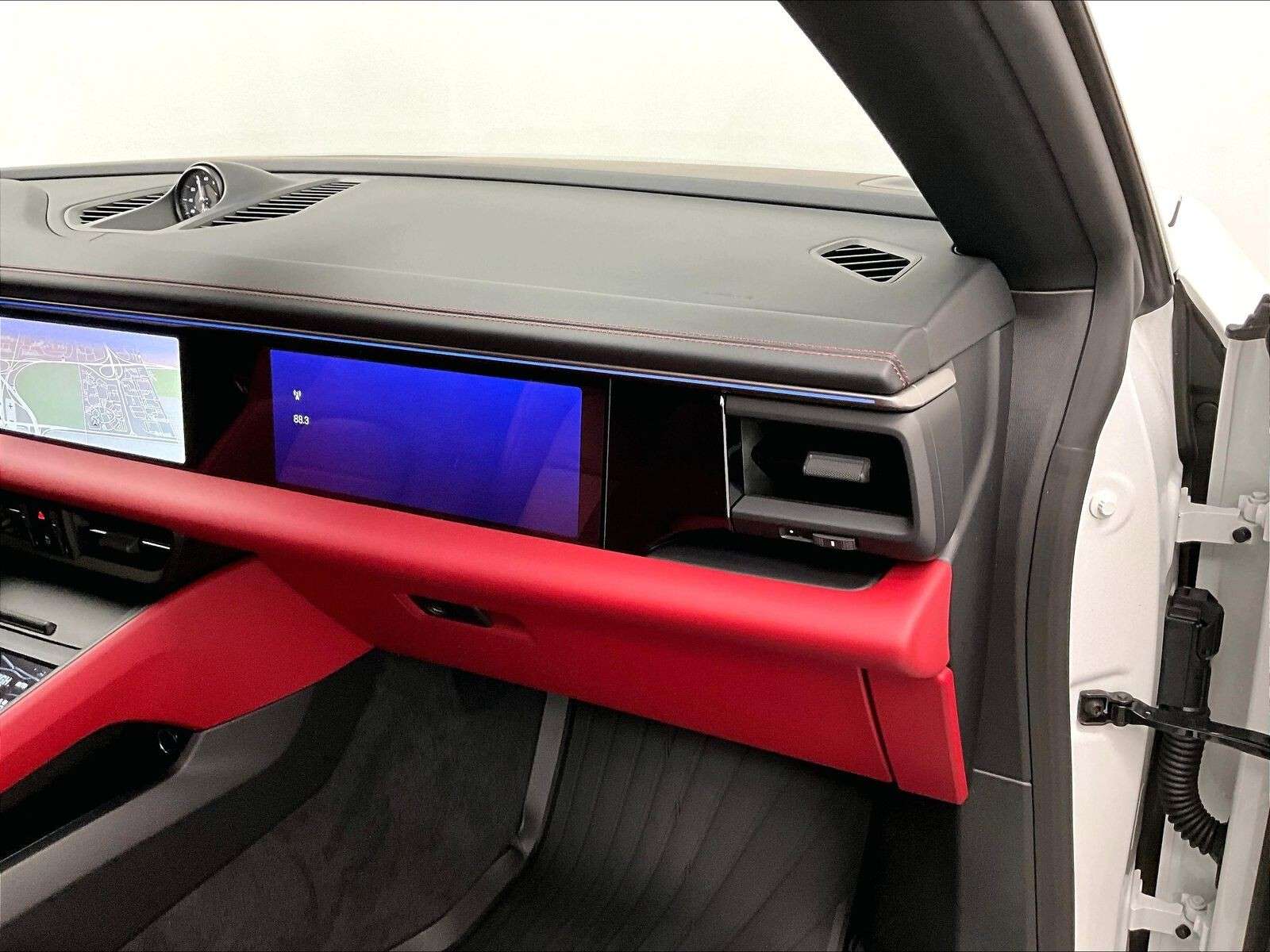 2025 Porsche Macan Electric 4 thumb 26