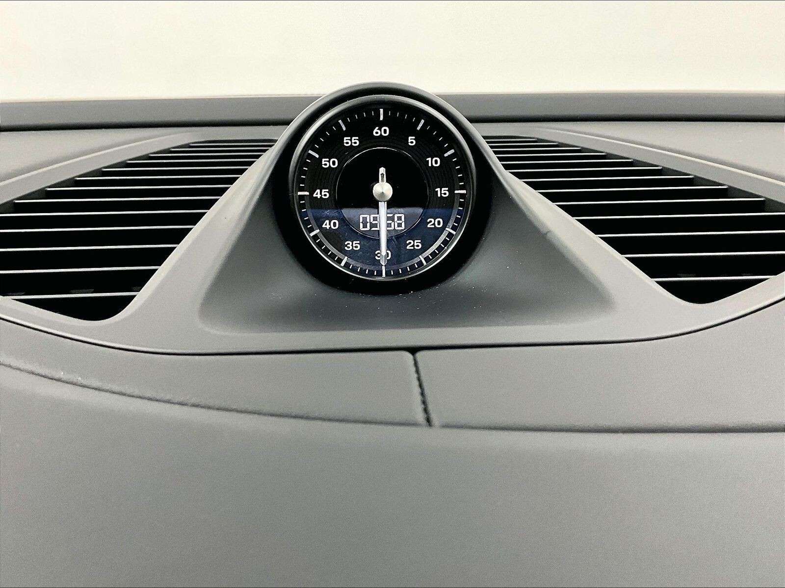 2025 Porsche Macan Electric 4 thumb 25