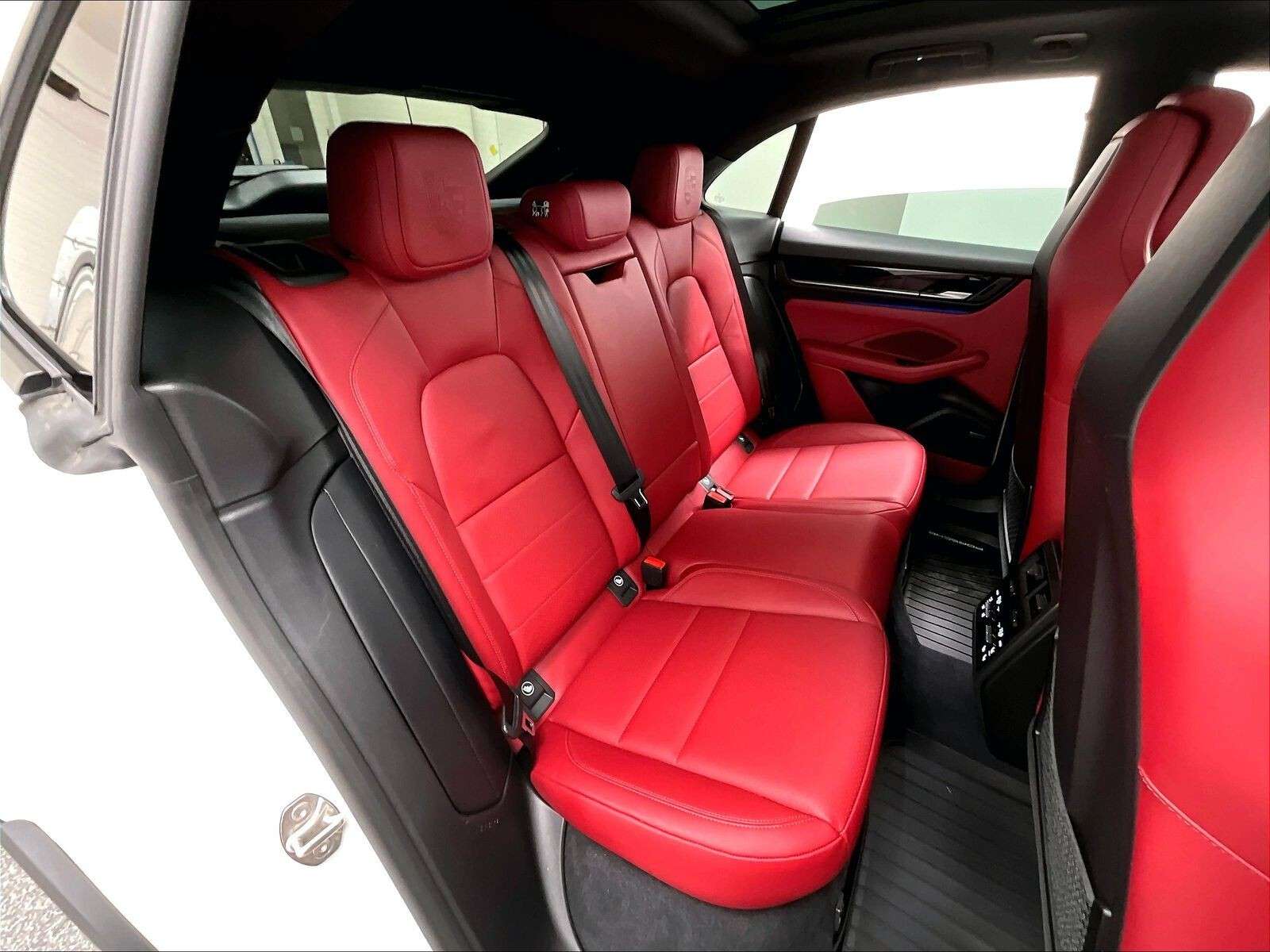 2025 Porsche Macan Electric 4 thumb 16