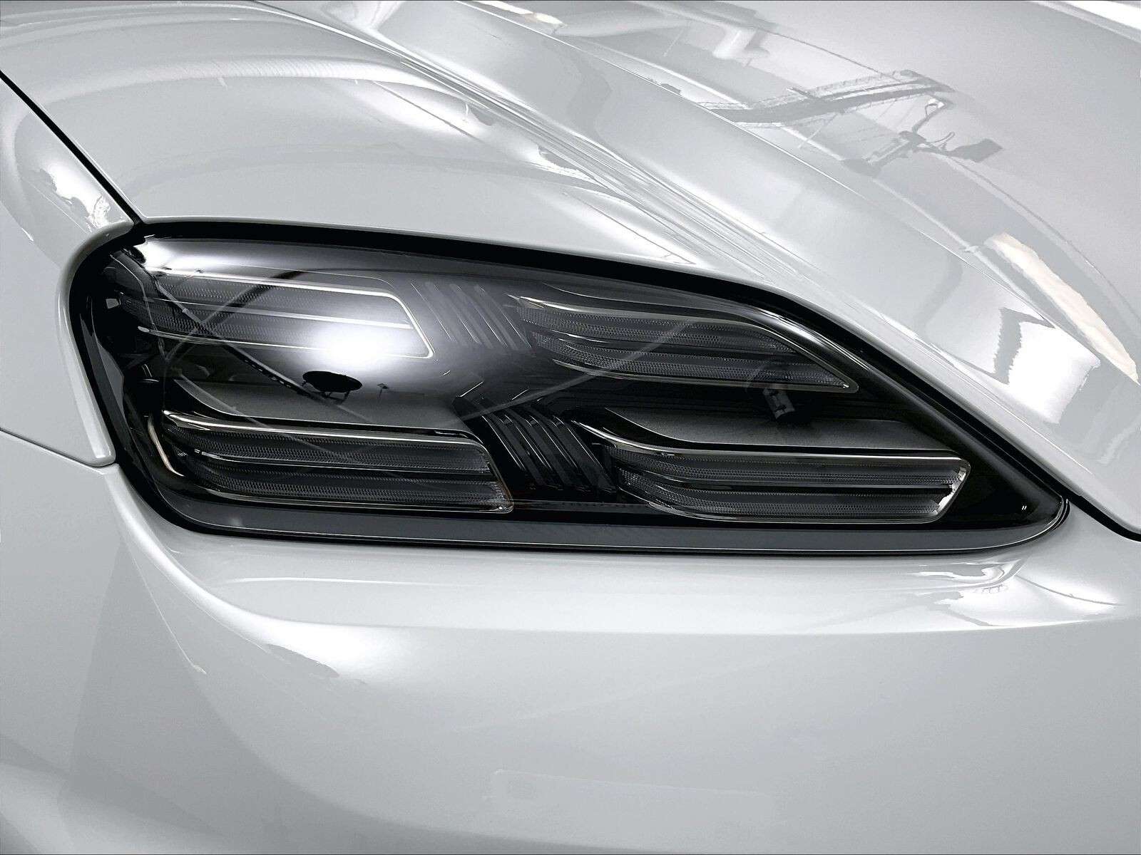2025 Porsche Macan Electric 4 thumb 32