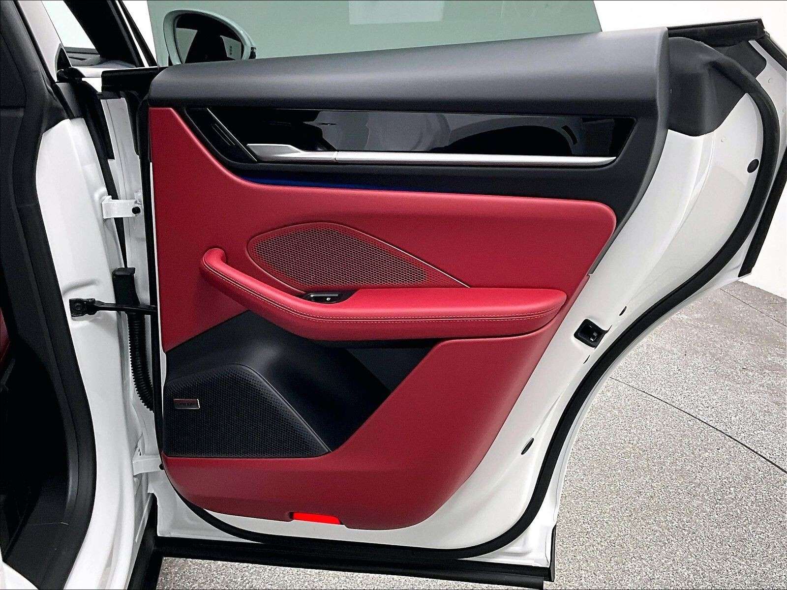 2025 Porsche Macan Electric 4 thumb 30