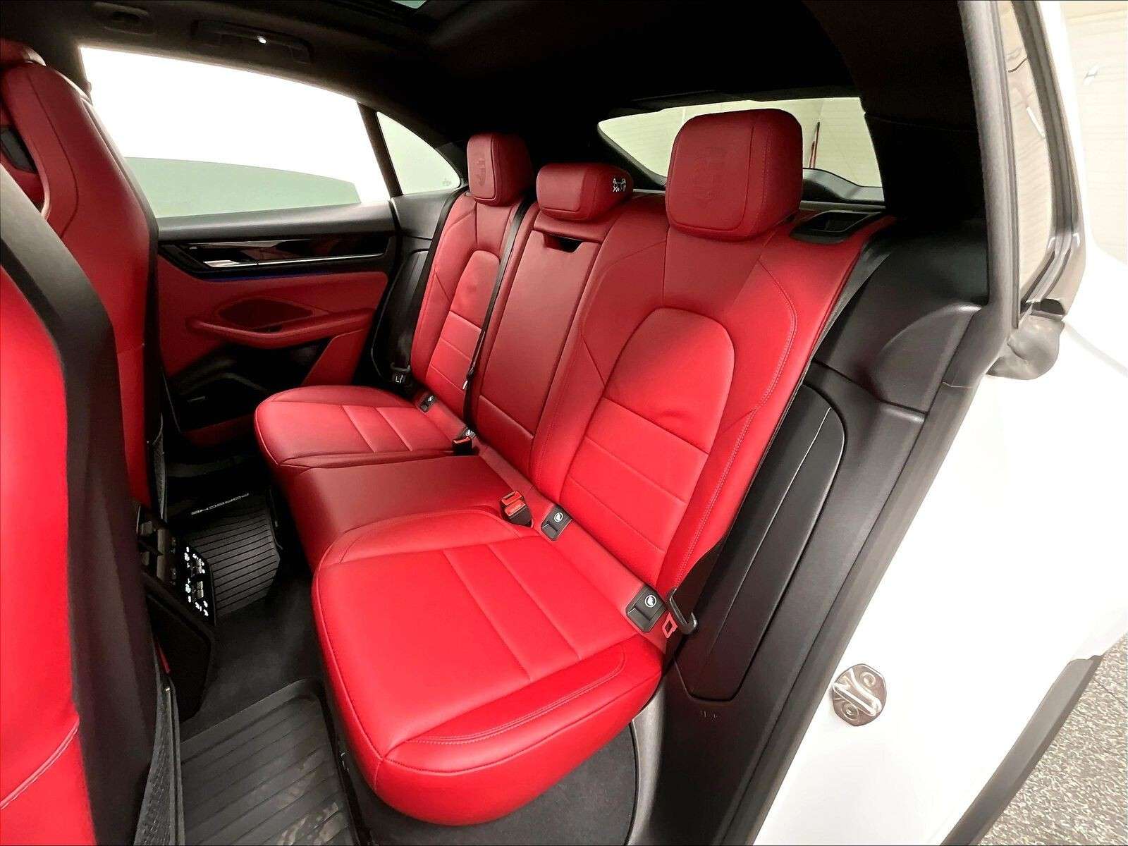 2025 Porsche Macan Electric 4 thumb 15