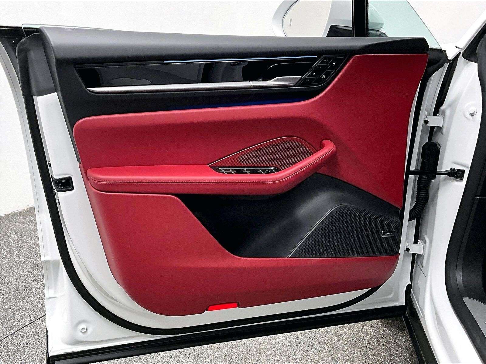 2025 Porsche Macan Electric 4 thumb 17