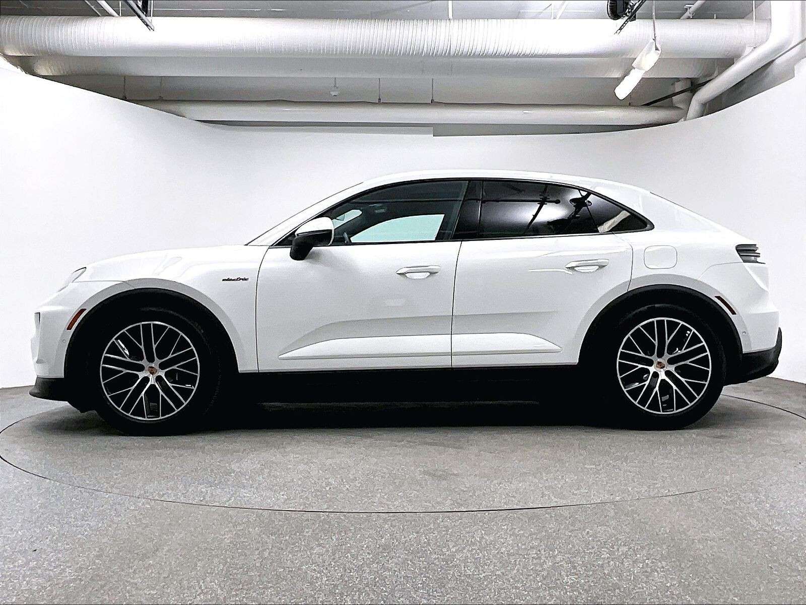 2025 Porsche Macan Electric 4 thumb 8