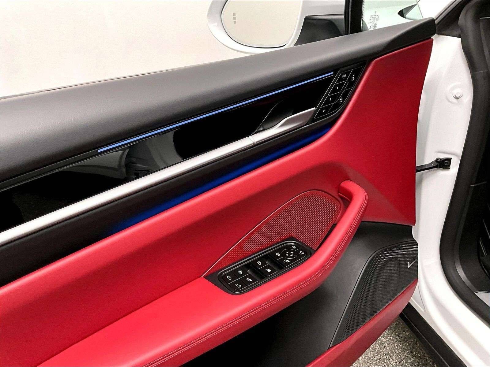 2025 Porsche Macan Electric 4 thumb 18