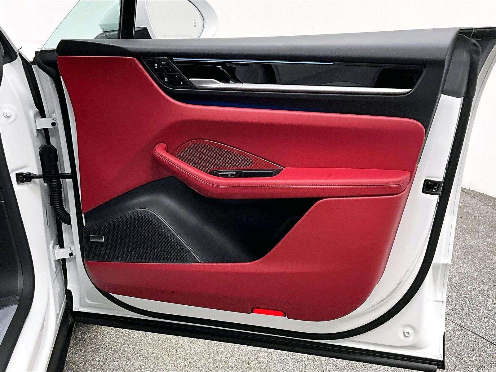 2025 Porsche Macan Electric 4 thumb 29