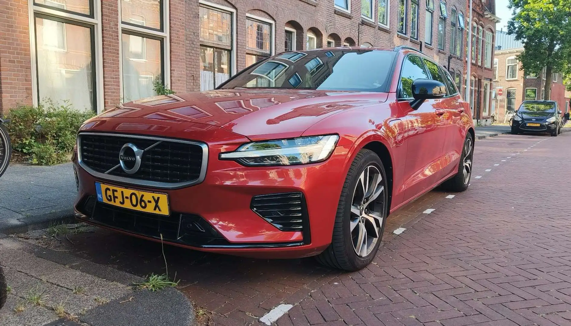 Volvo V60 T6 AWD R-Design Twin Engine/PHEV Rood - 1