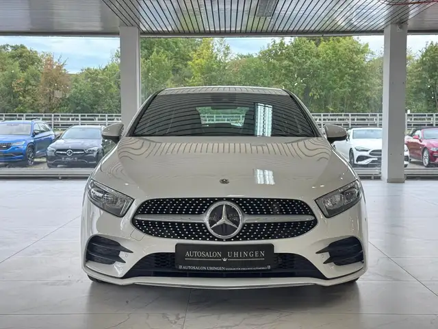 Mercedes-Benz 220 view 2