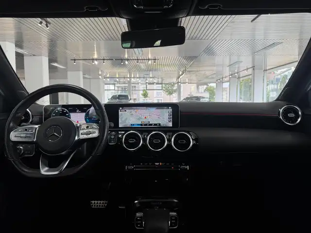 Mercedes-Benz 220 view 10