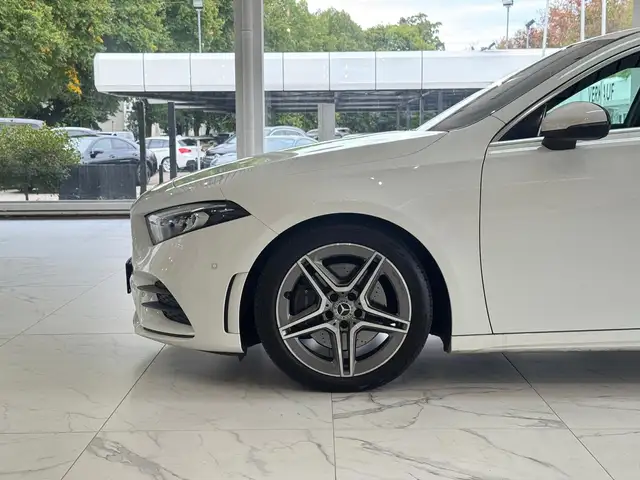 Mercedes-Benz 220 view 4