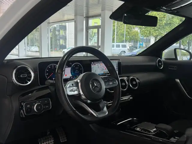 Mercedes-Benz 220 view 14