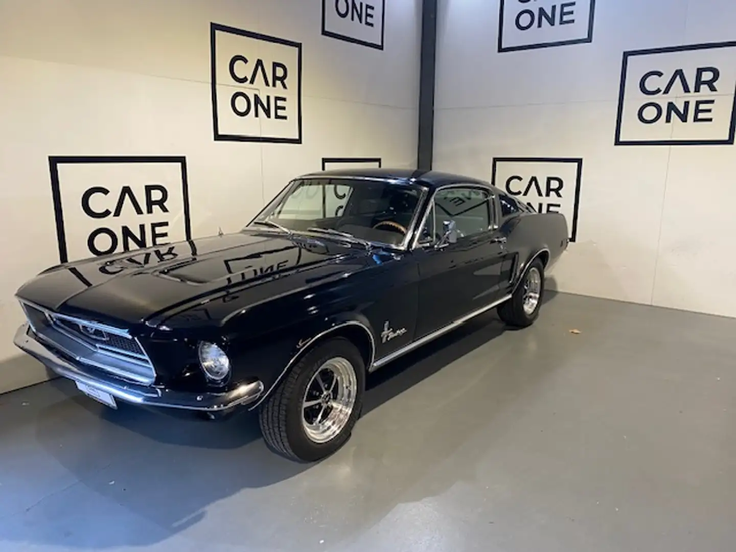 Ford Mustang Fastback Aut. Negro - 1