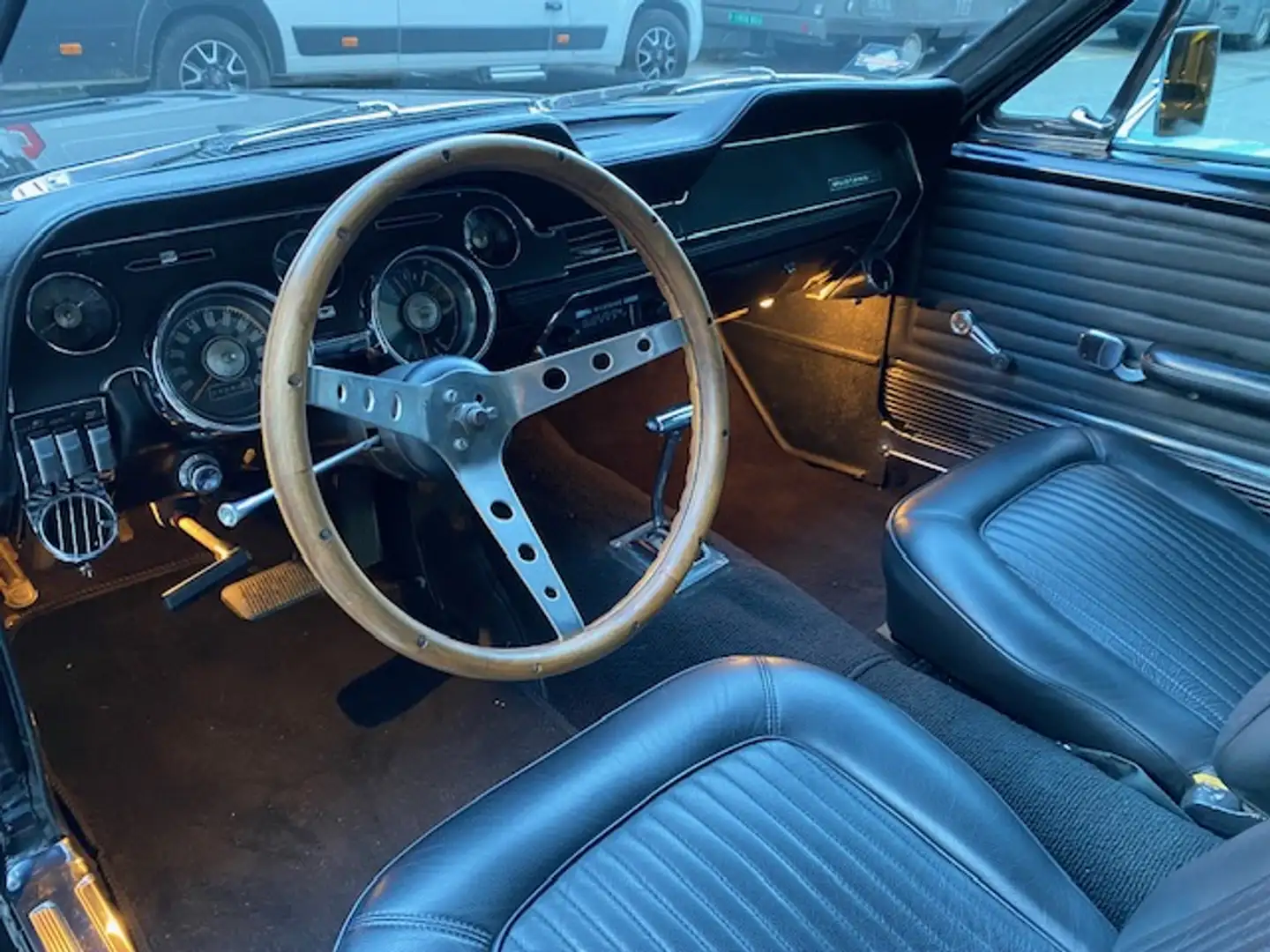 Ford Mustang Fastback Aut. Negro - 2