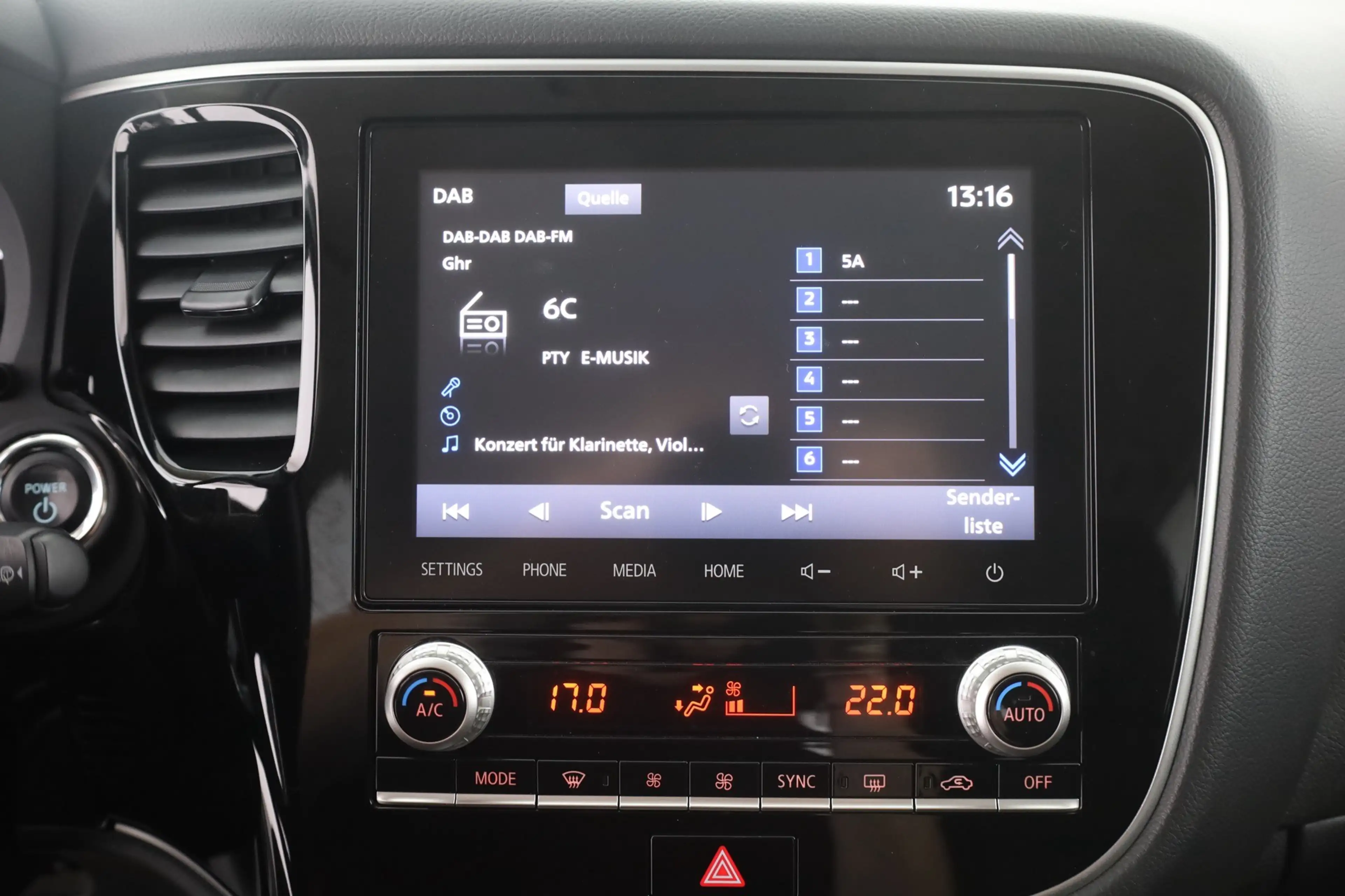 Mitsubishi Outlander 2.4 PHEV 4WD Sitzheizung Kamera DAB — photo 11