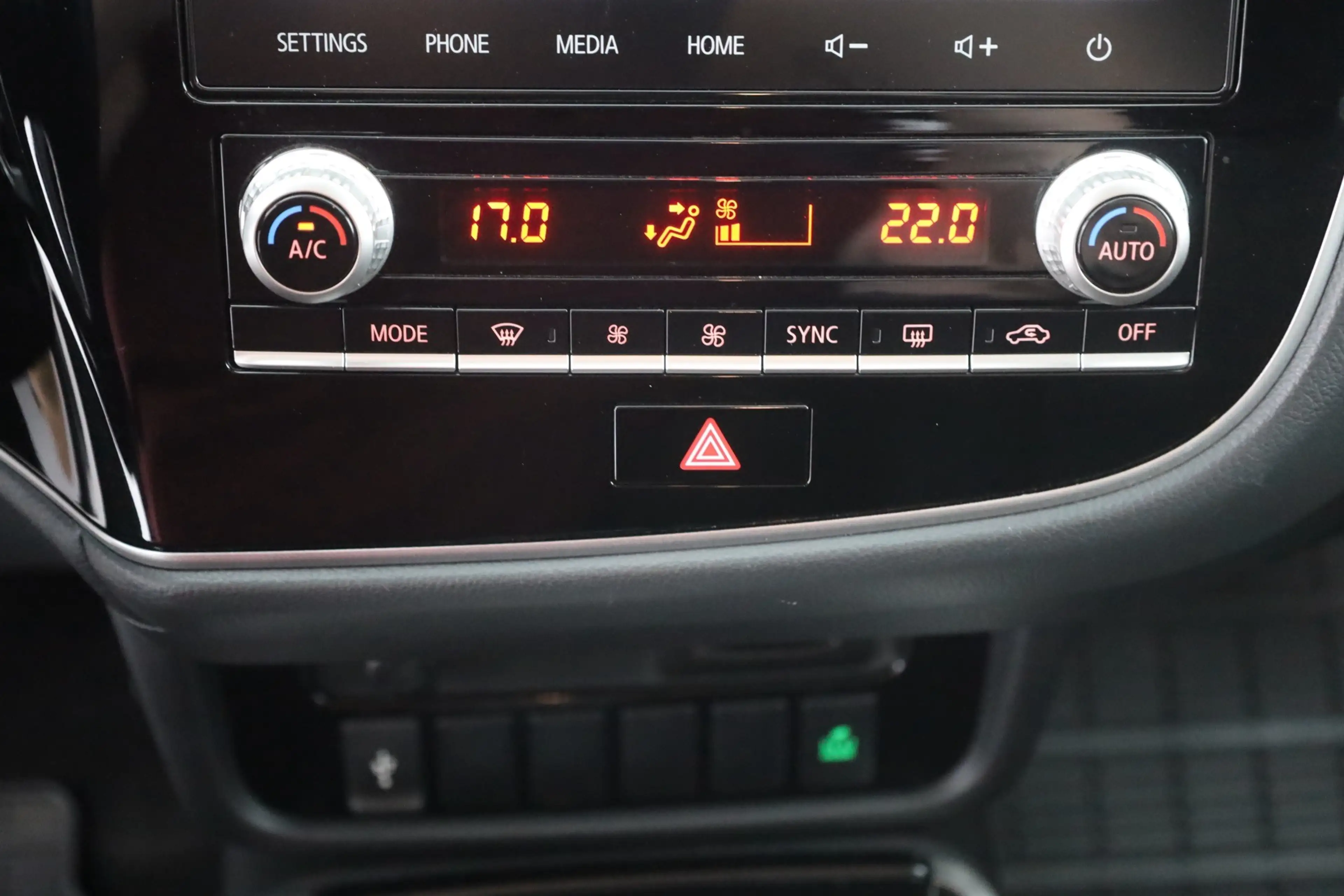 Mitsubishi Outlander 2.4 PHEV 4WD Sitzheizung Kamera DAB — photo 12