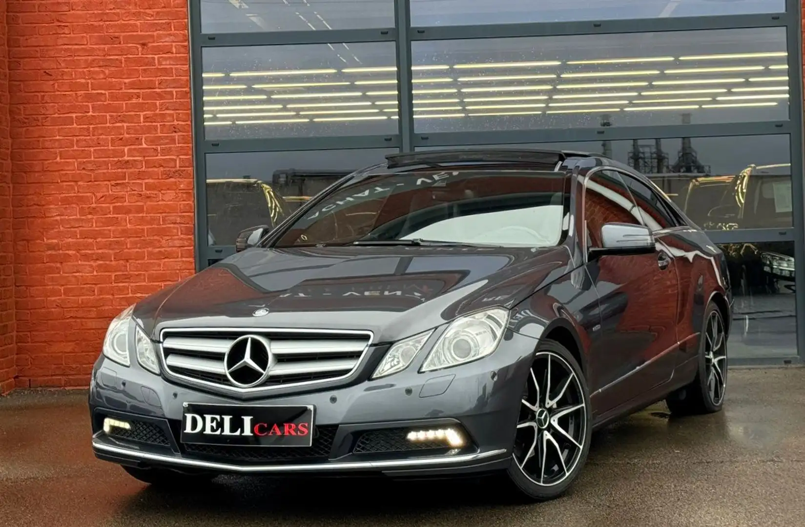 Mercedes-Benz E 220 CDI Boite Auto Toit Pano Cuir Xenon Jantes 18' Amg Gris - 2