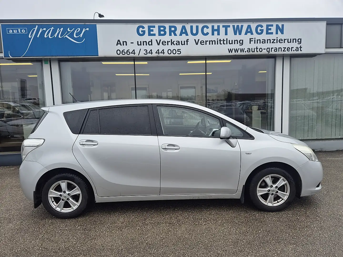 Toyota Verso 2,0 D-4D 125 Comfort DPF Grau - 1