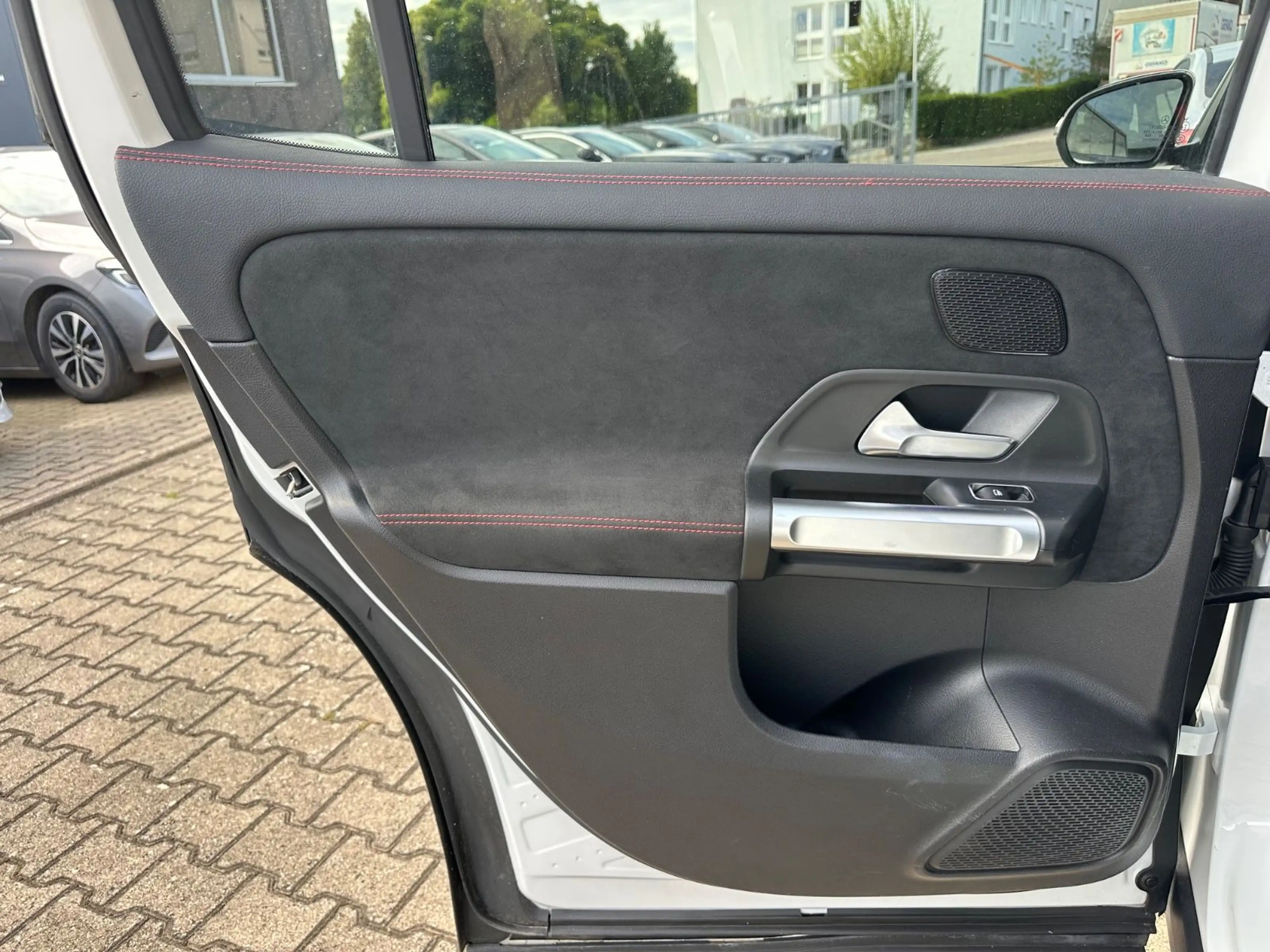 Mercedes-Benz GLB 200 AMG/Pano/Multibeam/Memorey/Ambiente — photo 11