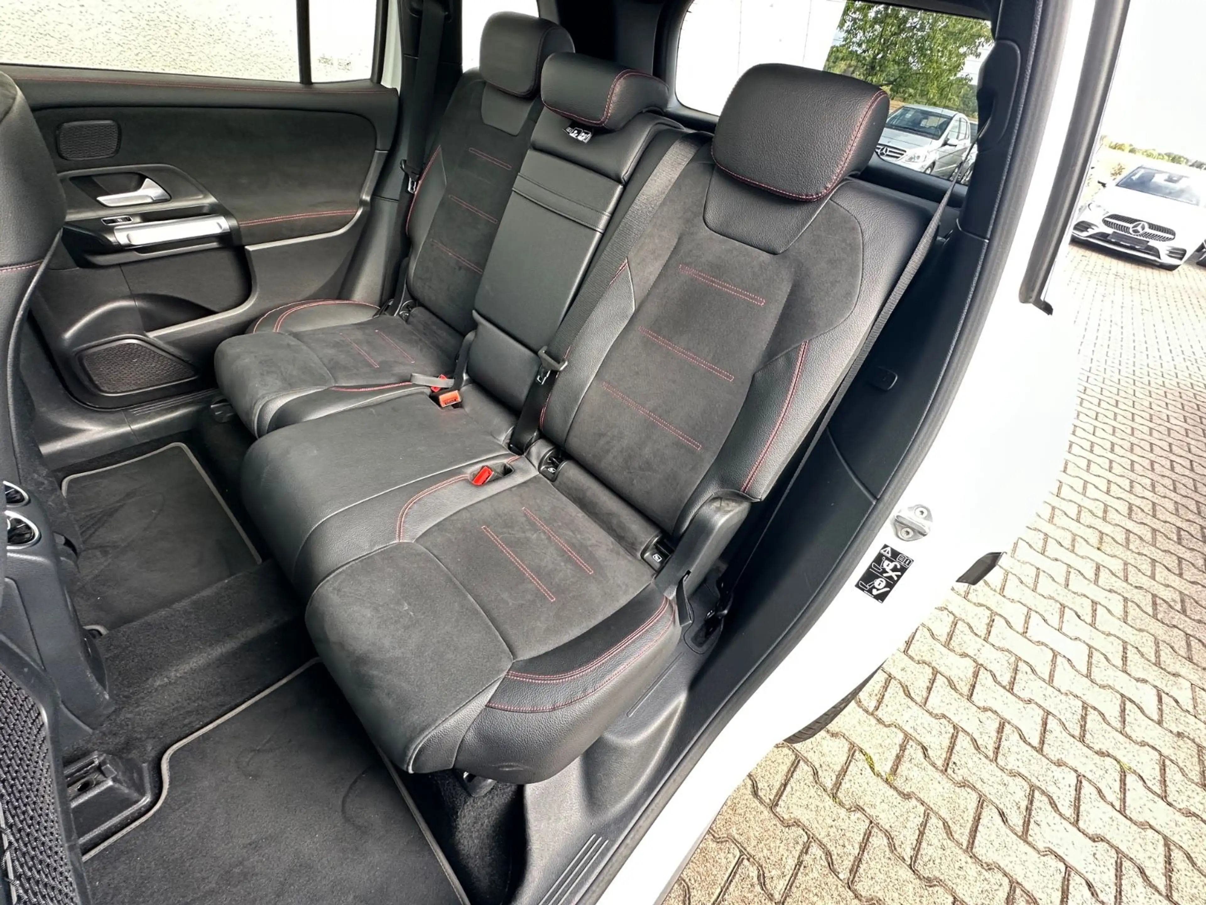 Mercedes-Benz GLB 200 AMG/Pano/Multibeam/Memorey/Ambiente — photo 9