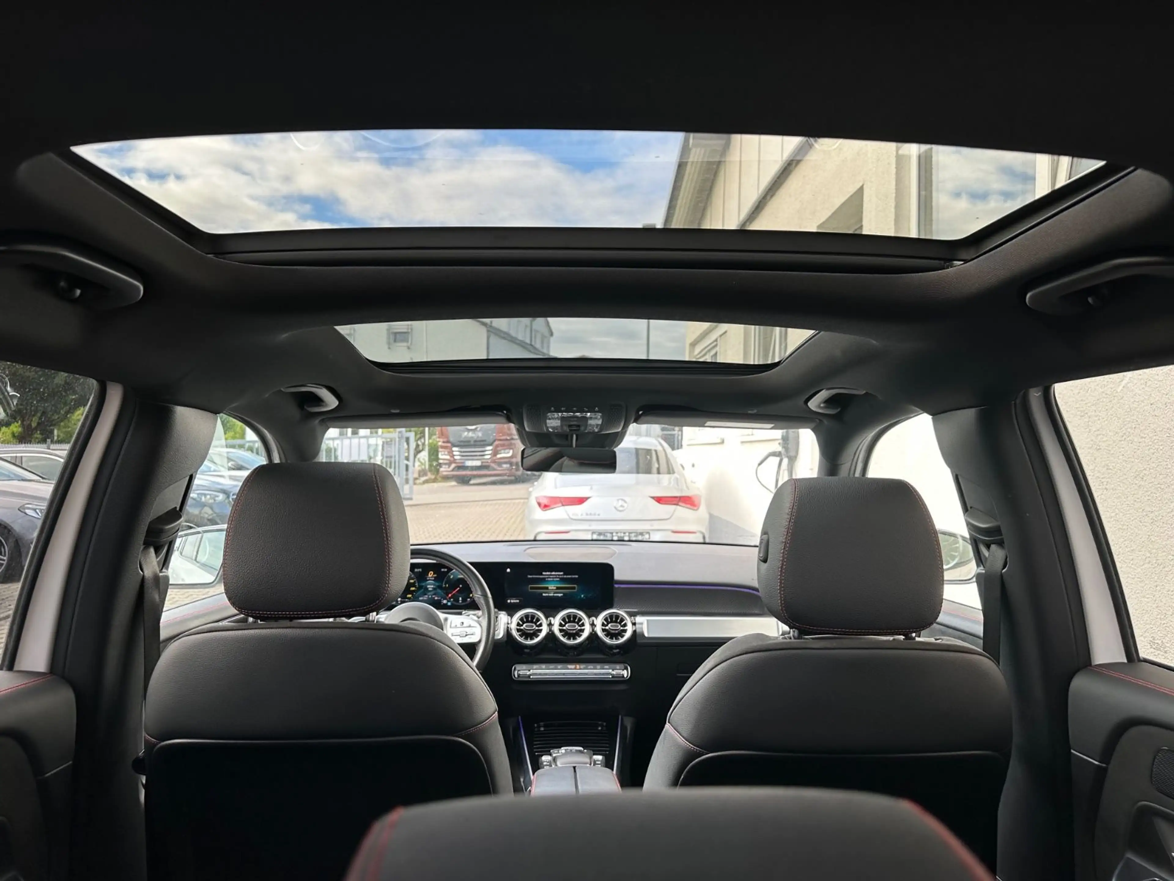Mercedes-Benz GLB 200 AMG/Pano/Multibeam/Memorey/Ambiente — photo 3