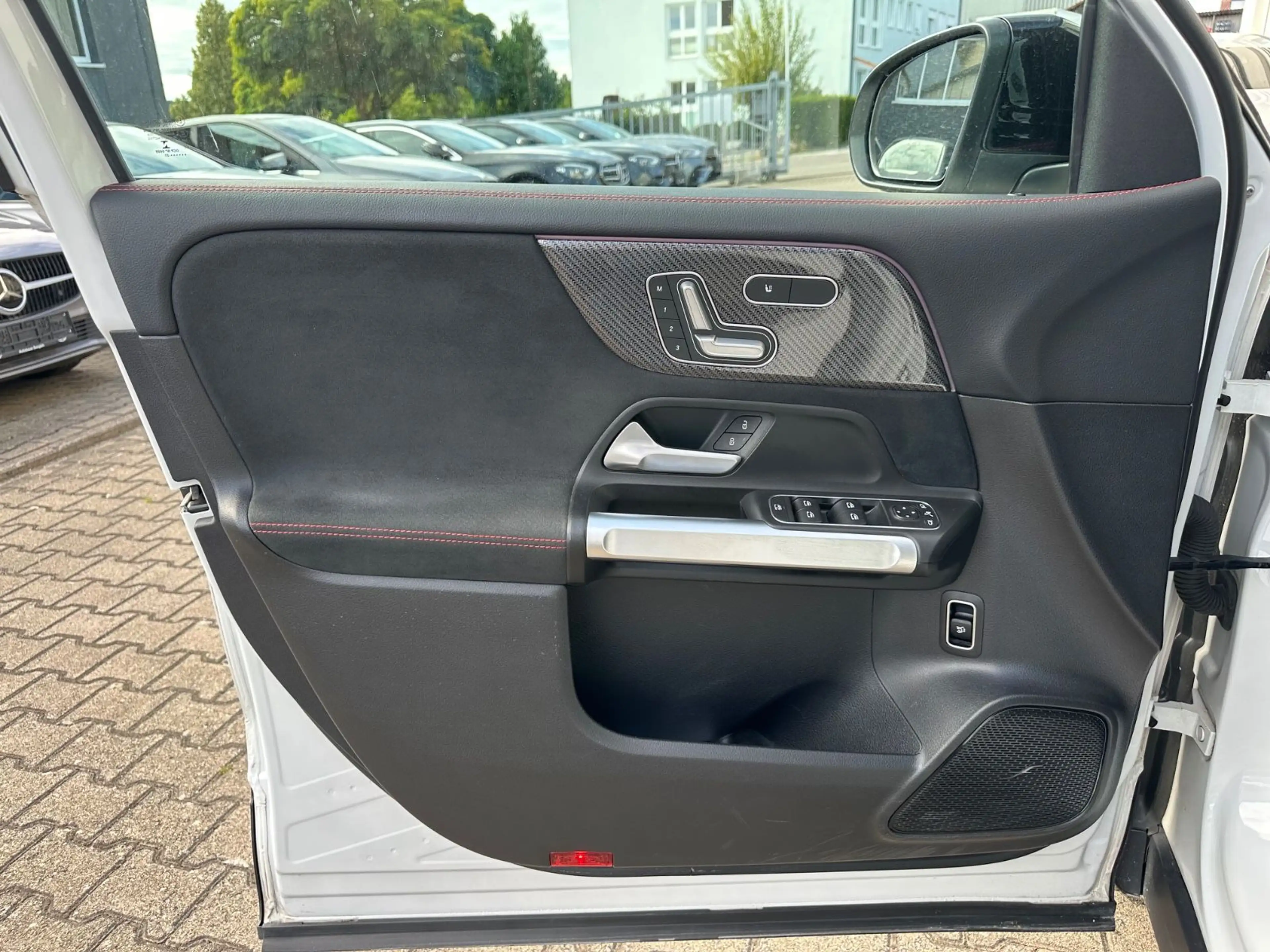 Mercedes-Benz GLB 200 AMG/Pano/Multibeam/Memorey/Ambiente — photo 5