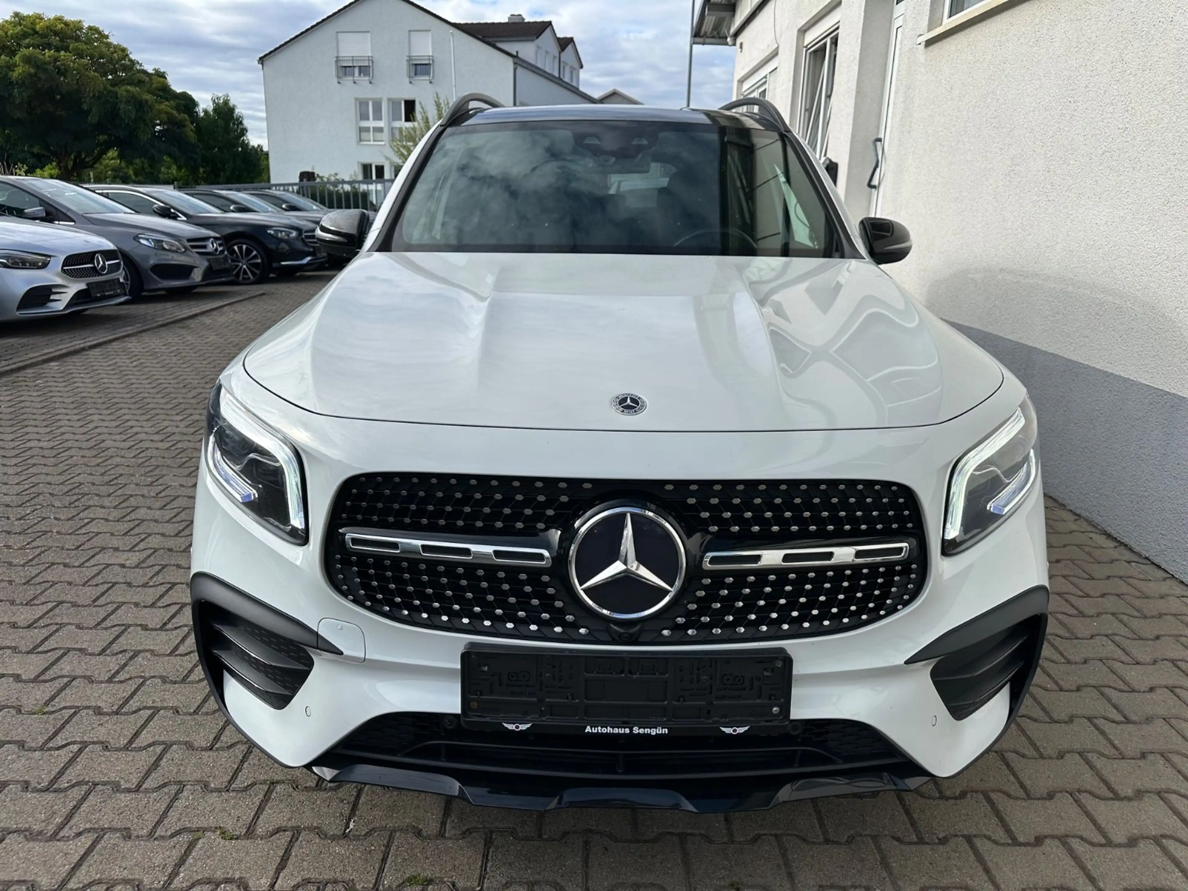Mercedes-Benz GLB 200 AMG/Pano/Multibeam/Memorey/Ambiente