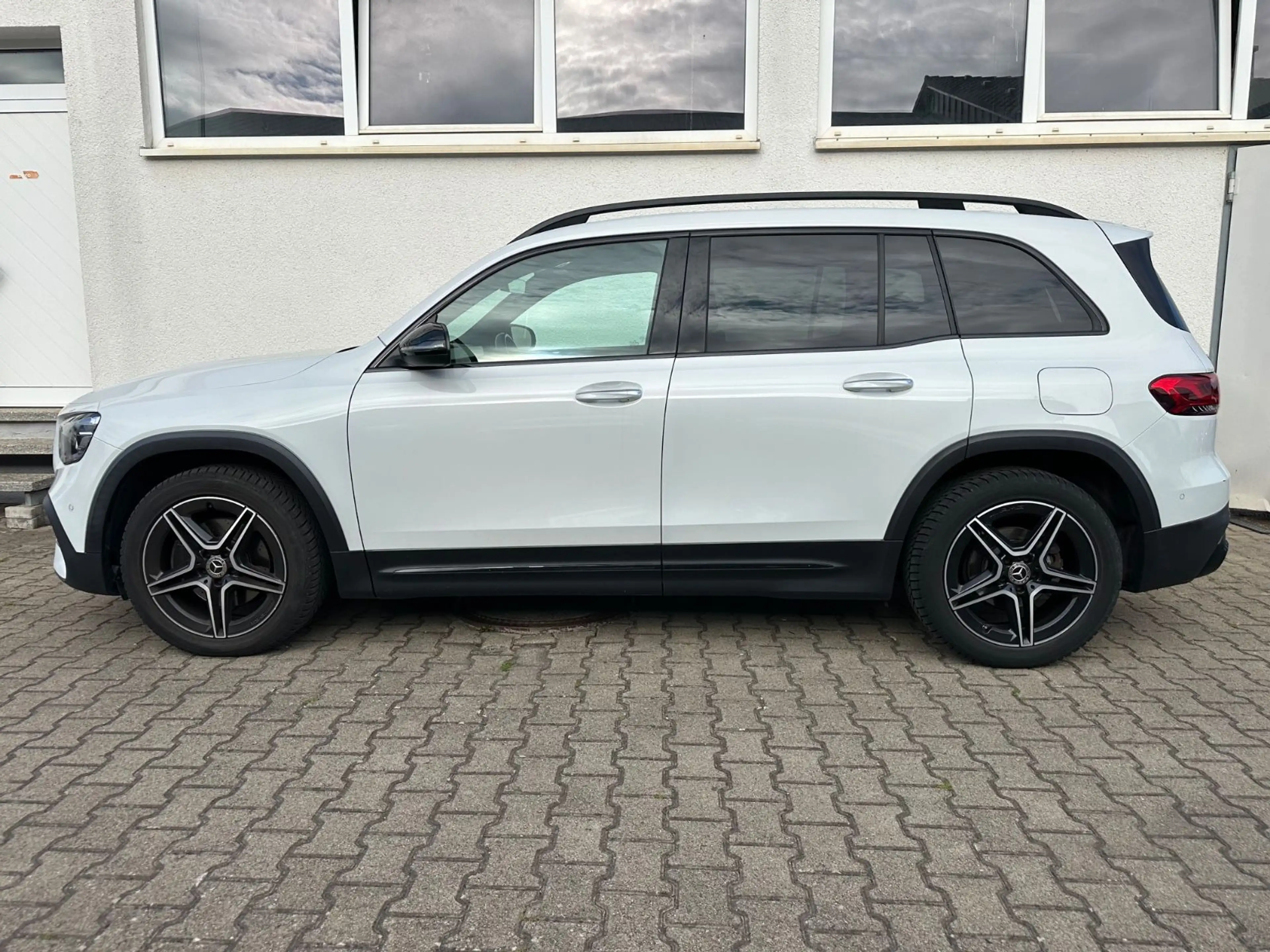 Mercedes-Benz GLB 200 AMG/Pano/Multibeam/Memorey/Ambiente — photo 6