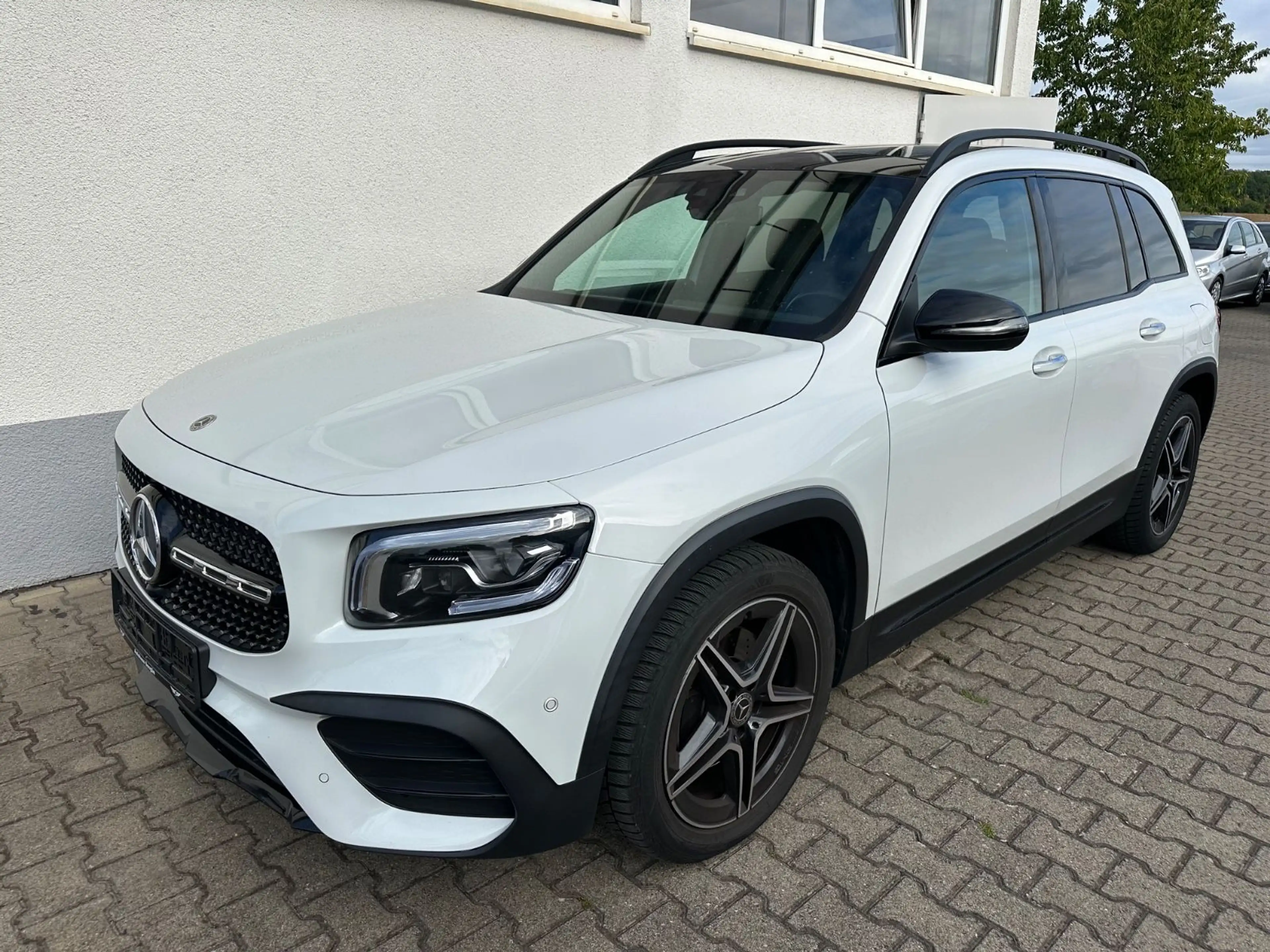 Mercedes-Benz GLB 200 AMG/Pano/Multibeam/Memorey/Ambiente — photo 4