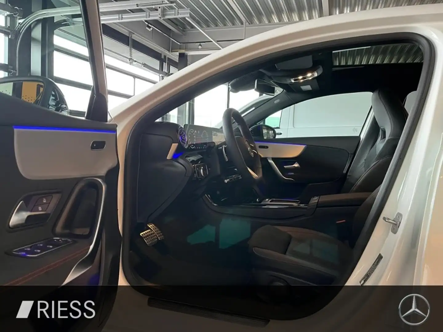 Mercedes-Benz A 250 e EQ AMG+PANO+MULTIBEAM+KEYLESS+DISTRONIC+ Weiß - 2