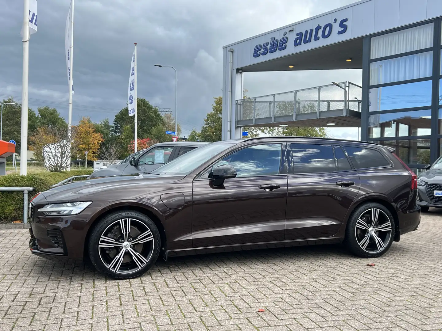 Volvo V60 2.0 T6 Recharge 340 pk AWD R-Design ACC Pilot Assi Brun - 2