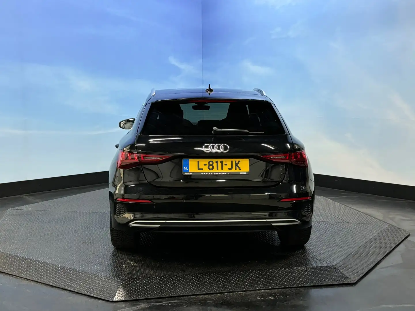 Audi A3 Sportback 30 TFSI Business edition Clima | Navi | Zwart - 2
