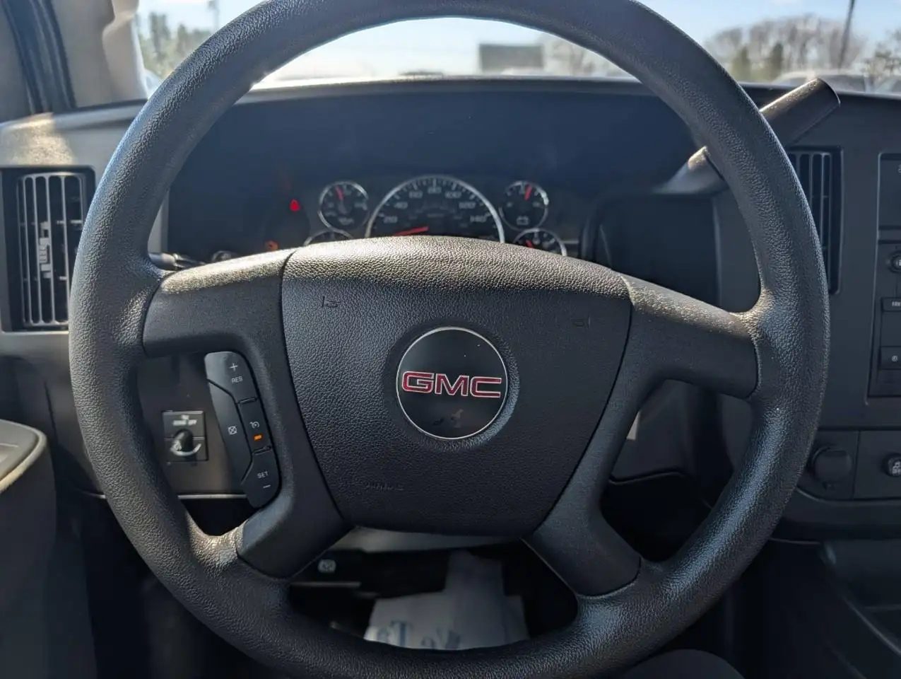 GMC Savana снимка GMC Savana