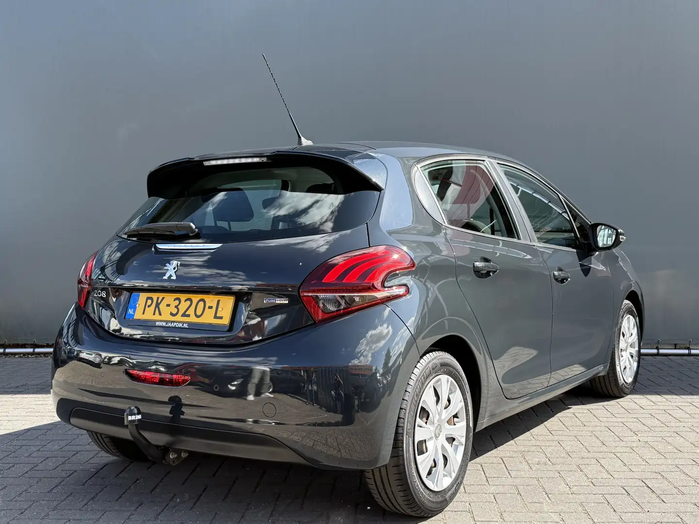 Peugeot 208 BWJ 2017 1.2 PureTech 82 PK Blue Lion TREKHAAK | A Grijs - 2